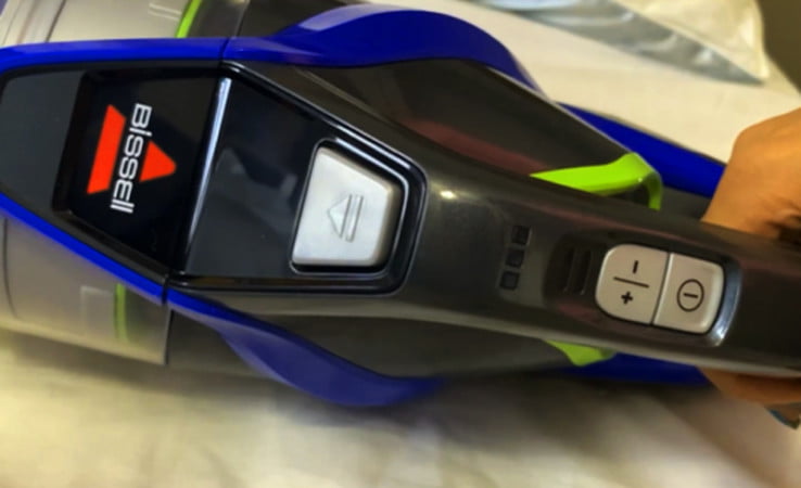 The control buttons on the body of the Bissell 3080